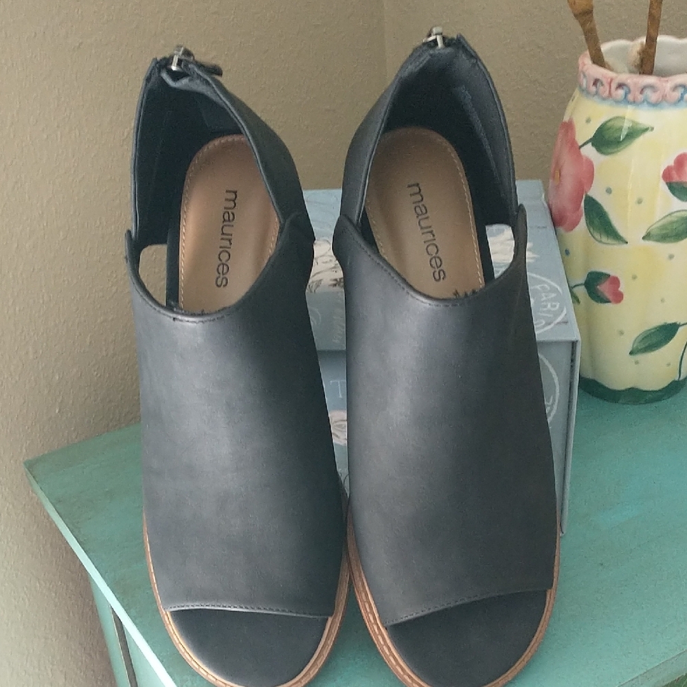 NWOT Chic Black Peep-Toe Ankle Boots - Picture 4 of 9